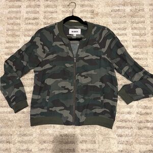 BB Dakota Green Camouflage Jacket w pockets. Lightweight